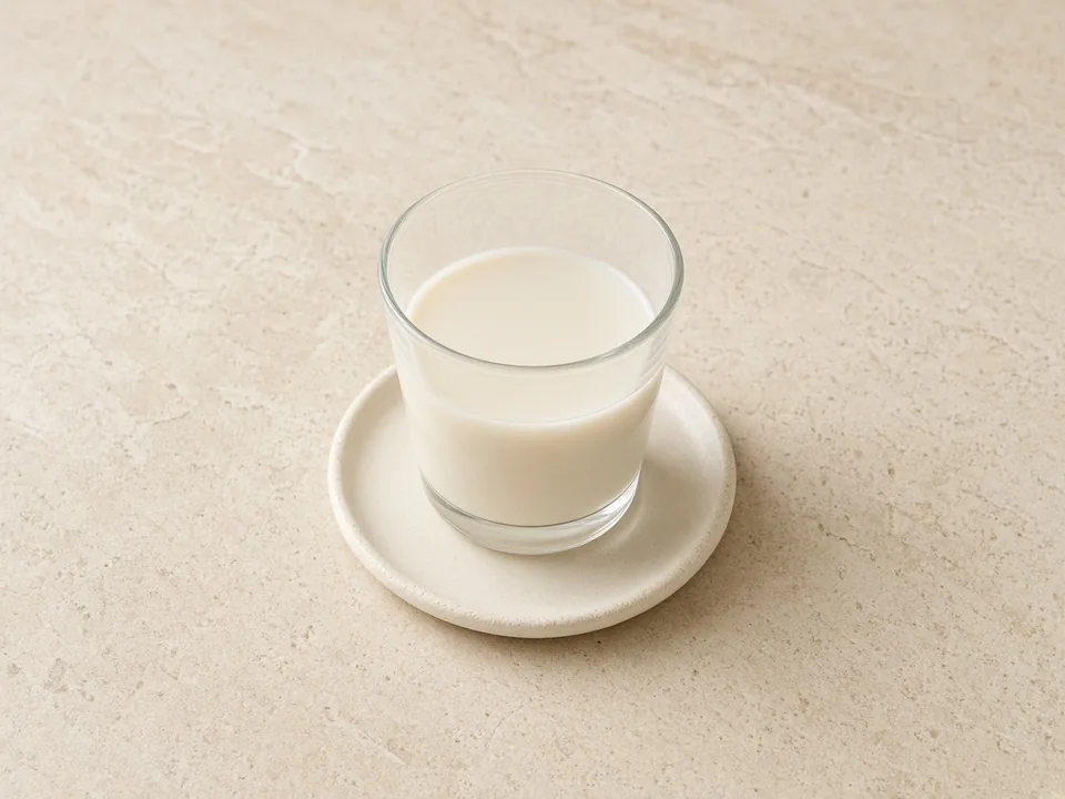 Almond milk for 2 years+: plain almond drink in a cup