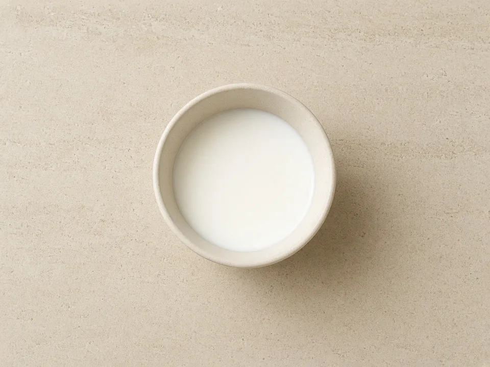 Cow's milk for 2 years+: plain milk in a cup