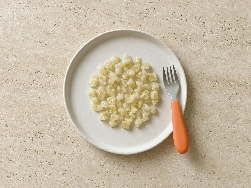 Feijoa for 18 months+: bite-sized pieces or in dishes