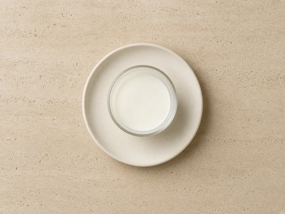 Goats' milk for 12 months+: plain, pasteurized milk in an open cup