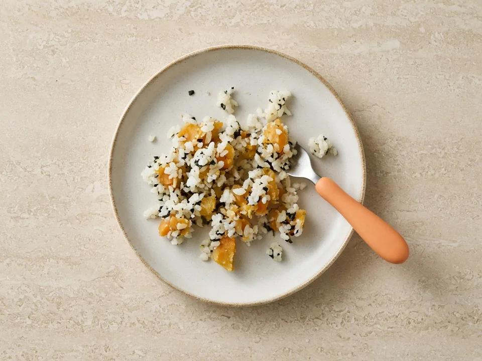Onigiri for 18 months+: small onigiri pieces, nori mixed in