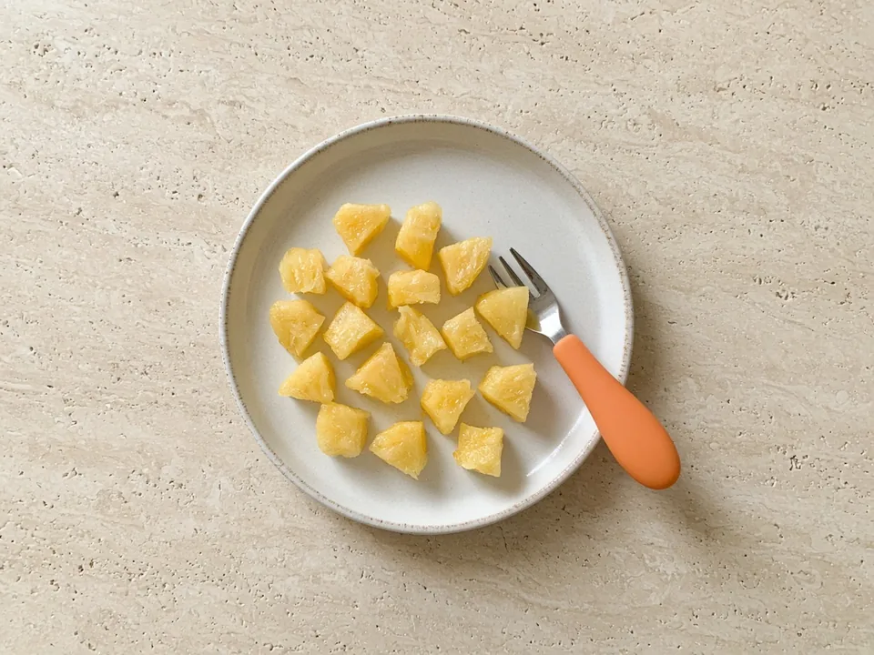 Pineapple for 12 months+: small pieces or in dishes