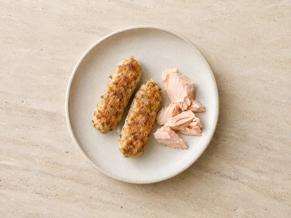 Salmon for 6 months+: soft flakes or salmon cakes