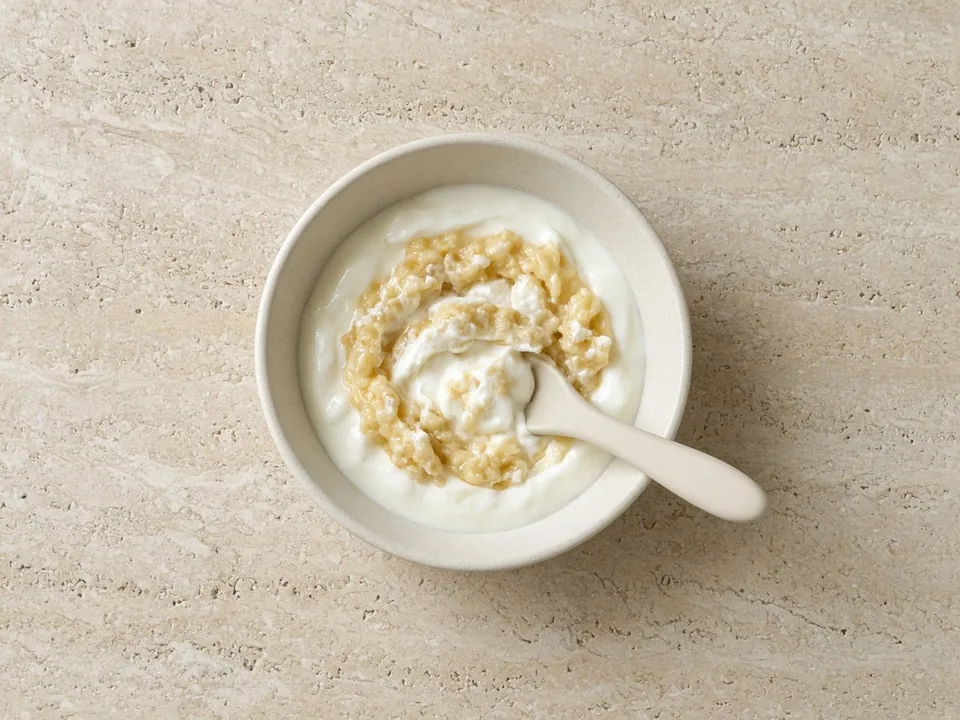 Skyr for 9 months+: spoonfuls, plain or with soft fruit