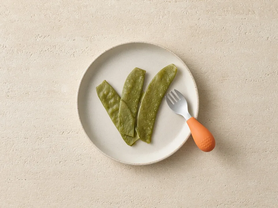 Snow peas for 12 months+: soft pieces, strips or whole soft pods